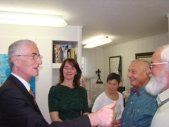Barbara Gashi im Gespräch mit Botschafter Mehmet Elezi und dem Galeristen Werner Gamper